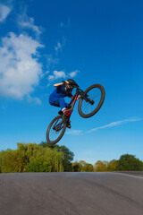 Obraz premium A child jumps on a bike in the skate park