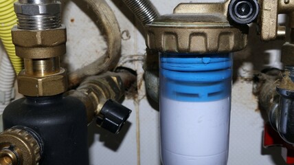 Tubazione isolata in primo piano Tubazione dell'impianto di riscaldamento domestico con valvola di intercettazione e tubazioni nel nord Italia.