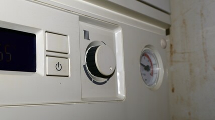 Sistema di riscaldamento con caldaia combinata di piccole e medie dimensioni, tipico delle abitazioni familiari in Italia. I costi dell'energia del libero mercato stanno aumentando il prezzo.