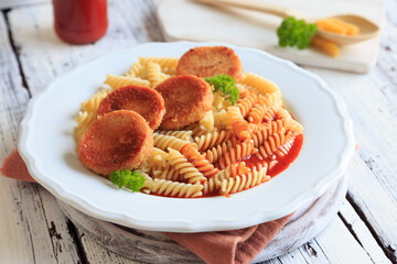 Jägerschnitzel mit Spirelli und Tomatensoße