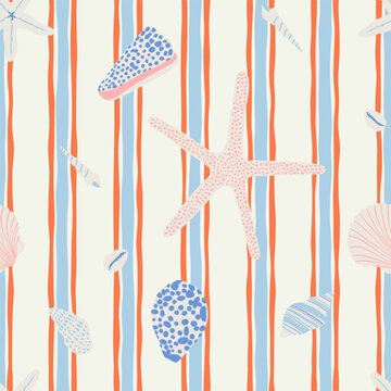 Retro hand drawn seashell seamless pattern. Tropical summer background illustration. Vintage marine nature print. Shell animal wallpaper texture.