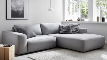 グレーのソファと自然光が差し込むモダンでミニマリストなリビングルーム