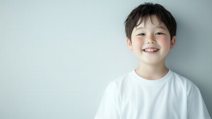 春を祝う笑顔の子供の喜びの表情