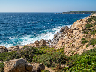Rauhe Felsküste auf Elba: Aufschlagende Wellen bei Wind offenbaren die wilde Schönheit der Insel