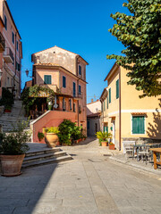 Naklejka premium Verwinkelte Gasse auf der Insel Elba: Ein malerischer Durchgang voller Charme und Geschichte