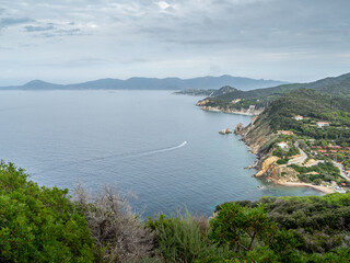 Küstenpanorama der Insel Elba: Weitläufige Aussicht auf das azurblaue Meer und malerische Küstenlinie