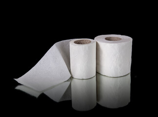 Detalhe de papel higiénico branco isolado num fundo preto.