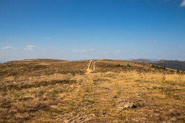 Fototapeta premium A scenic landscape with breathtaking mountain views under blue skies, ideal for outdoor adventures