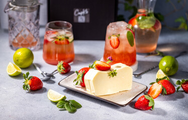 Obraz premium Slice of butter cheese with fresh strawberries and strawberry lime cocktail drinks