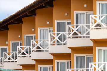 Fachada de hotel com varanda.