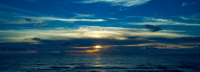 Obraz premium Sunrise sea. Calm sea with sunset sky through the clouds over. Meditation ocean and sky background. Tranquil seascape. Horizon over the sunset sea water. Calm sea with sunset sky.