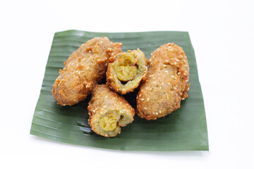 Deep-fried banana rolls with unripe rice grain