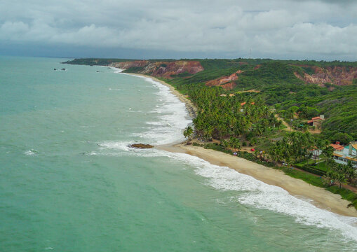 The border between Coqueirinho and Tambaba beaches in Jo&atilde;o Pessoa, Para&iacute;ba on a cloudy day