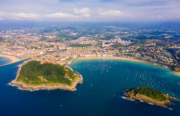 Fototapeta premium High view of San-Sebastian with Beach of La Concha and boats at sea, Spain