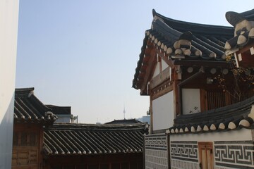 Obraz premium Traditional Korean hanok style house section in late afternoon light