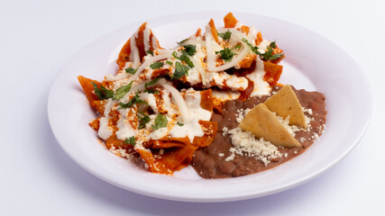 Chilaquiles rojos con frijoles, totopos y queso