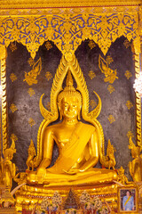 Obraz premium Background of morning light in the religious tourism area in Phitsanulok, Thailand. Wat Phra Si Rattana Mahathat Woramahawihan has an old church and beautiful Buddha statues.