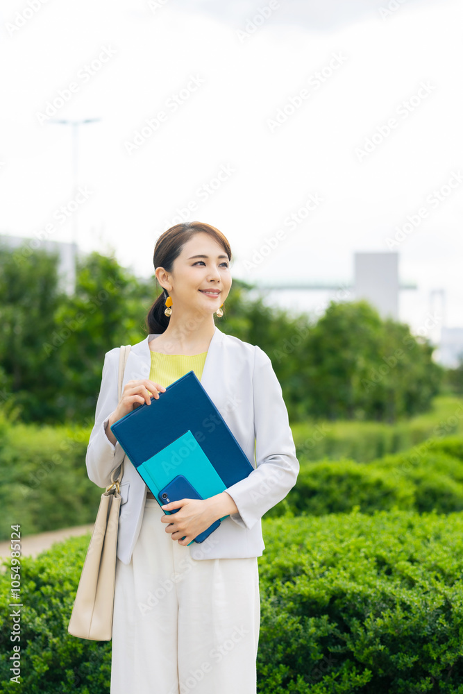 Leinwandbilder 女性、ビジネス、ビジネスウーマン、笑顔、屋外、歩く、書類、日本人、1人、仕事、キャリアウーマン、ol、20代、30代、働く、会社員、若い、上半身、ファイル、明るい、美人、爽やか、かわいい、ライフスタイ