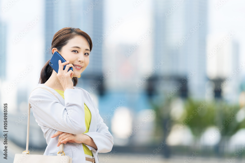 Poster スマートフォン、通話、女性、ビジネスウーマン、都市、スマホ、話す、会話、カメラ目線、美人、上半身、キャリアウーマン、OL、ビジネス、友達、報告、約束、スケジュール、予定、屋外、20代、30代、日本人、1人、仕事、背景、会社員、爽やか、若い、かわいい、ライフスタイル、外回り、営業、オフィスカジュアル、笑顔、楽しい、うきうき、おおらか、おだやか、外勤、さわやか、成功、街並み、気さく、満足、親しみ、待ち