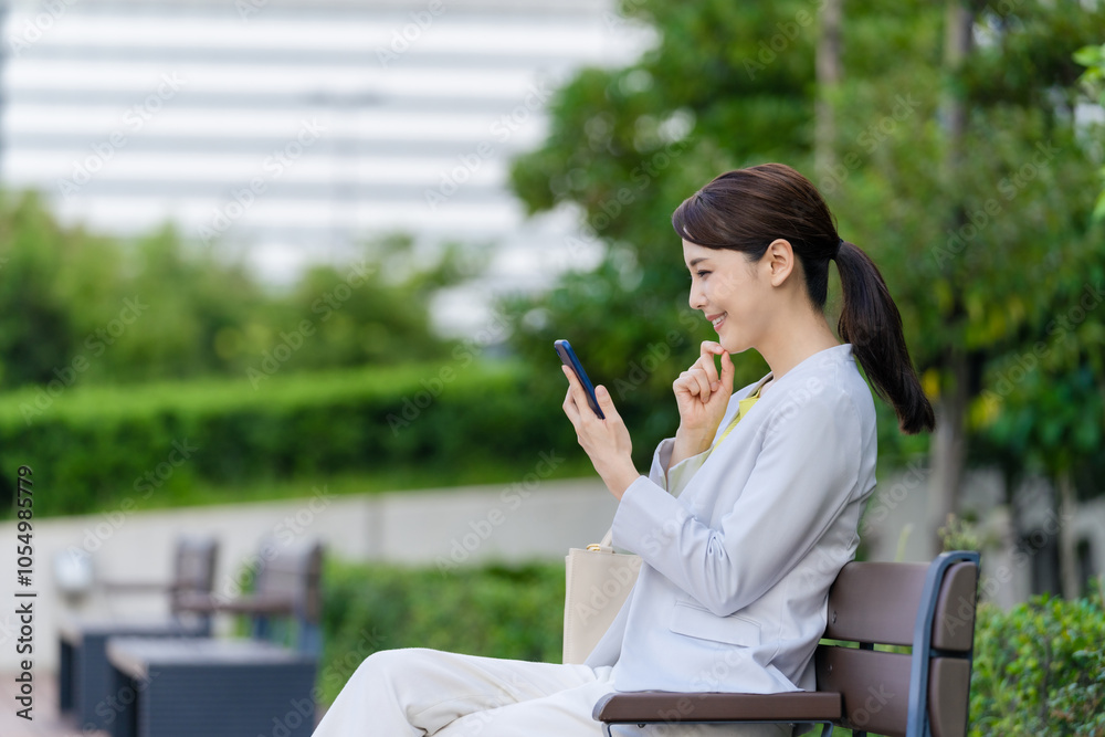Leinwandbilder スマホ、スマートフォン、アプリ、女性、ビジネスウーマン、携帯電話、公園、座る、見る、ベンチ、ライフスタイル、主婦、ゲーム、ネットニュース、ニュース、天気予報、メール、SNS、検索、画像、動画、笑顔、楽しい、キャリアウーマン、OL、ビジネス、日本人、緑、新緑、上半身、屋外、20代、30代、1人、仕事、会社員、美人、爽やか、スーツ、オフィスカジュアル、おだやか、さわやか、希望、満足、予約、親しみ、微笑
