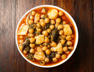 Garbanzos con bacalao y espinacas
