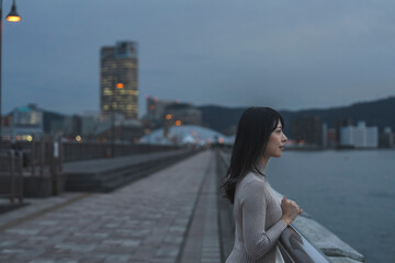 夕暮れの海にいる女性