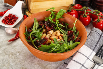 White canned beans with arugula and dry tomatoes