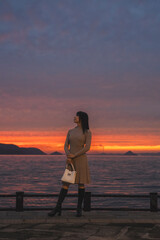 夕暮れの海にいる女性