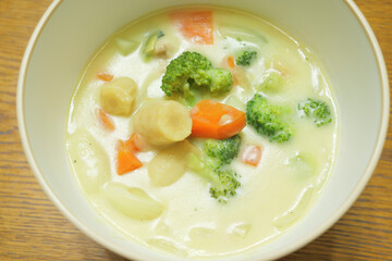 Delicious and warm cream stew prepared with lots of milk and vegetables as ingredients.