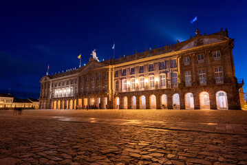Obraz premium Famous Pazo de Raxoi at Obradoiro square in Santiago de Compostela at night, Galicia