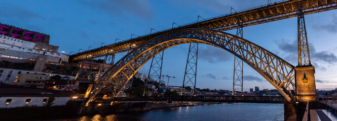 Fototapeta premium Architectural detail of iconic arched iron bridge Ponte Luis I in the Porto city center at night
