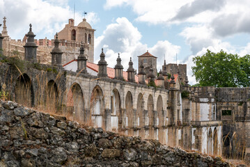 Obraz premium Ancient convent aqueduct at the iconic fortified Convento de Cristo in Tomar, former main convent of the Order of the Templar in Portugal
