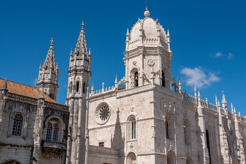 Fototapeta premium Picturesque roof decoration of famous Jeronimos monastery in Lisbon, a manueline architectural masterpiece