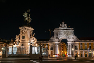 Obraz premium Iconic commercial square and the Rua Augusta Arch at night