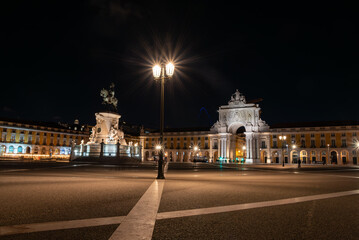 Naklejka premium Iconic commercial square and the Rua Augusta Arch at night