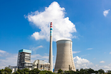 Obraz premium A thermal power station that emits steam under the scorching sun