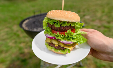 Podwójny burger z mięsem wołowym z dodatkiem świeżych warzyw, sałata pomidor i cebula 