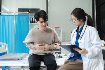 Obraz premium medicine, healthcare and people concept - doctor talking to male patient at bed in hospital.