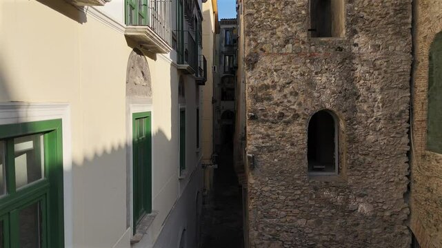 I vicoli e le piazze del centro storico di Salerno, Campania, Italia.
Vista aerea dei caretteristici vicoli di Salerno, citt&agrave; di mare del sud Italia.