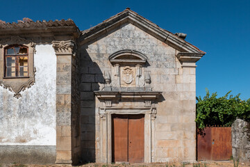 Naklejka premium Capela anexa à casa brasonada de Selores em Carrazeda de Ansiães. Capela também com brasão e ornamentos heráldicos e detalhes arquitetónicos na aldeia de Selores em Portugal