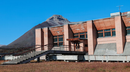 Naklejka premium Exploring the abandoned structures of Pyramiden in Svalbard during a clear summer day