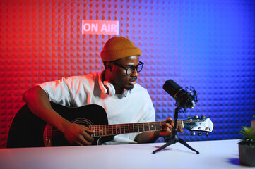 Obraz premium african american man with guitar in recording studio