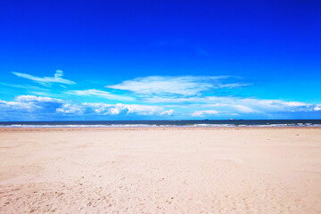 美しい砂浜と青空