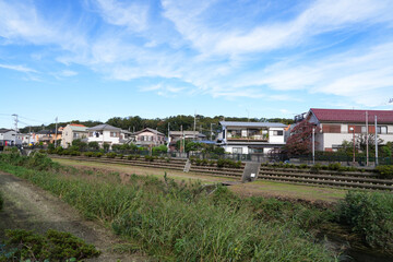 川のある住宅街