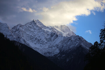 Obraz premium Perfect autumn and snowy mountains in Bipenggou, Sichuan, China