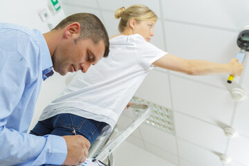 Obraz premium team of coworkers checking fire alarm