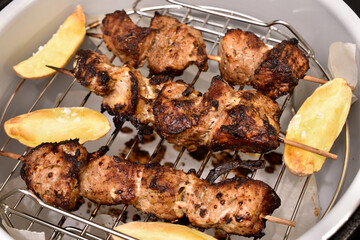 The finished meat lies on the multicooker grate, view from above.