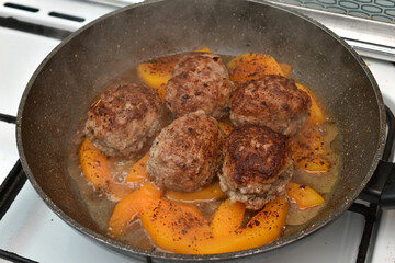 There are fried cutlets in a frying pan, top view.
