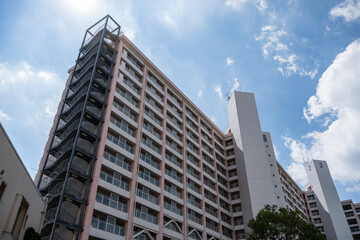 Obraz premium 下から見上げるマンションビル