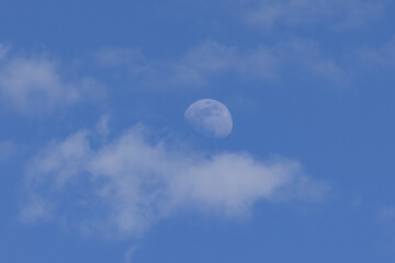 Obraz premium La lune dans les nuages